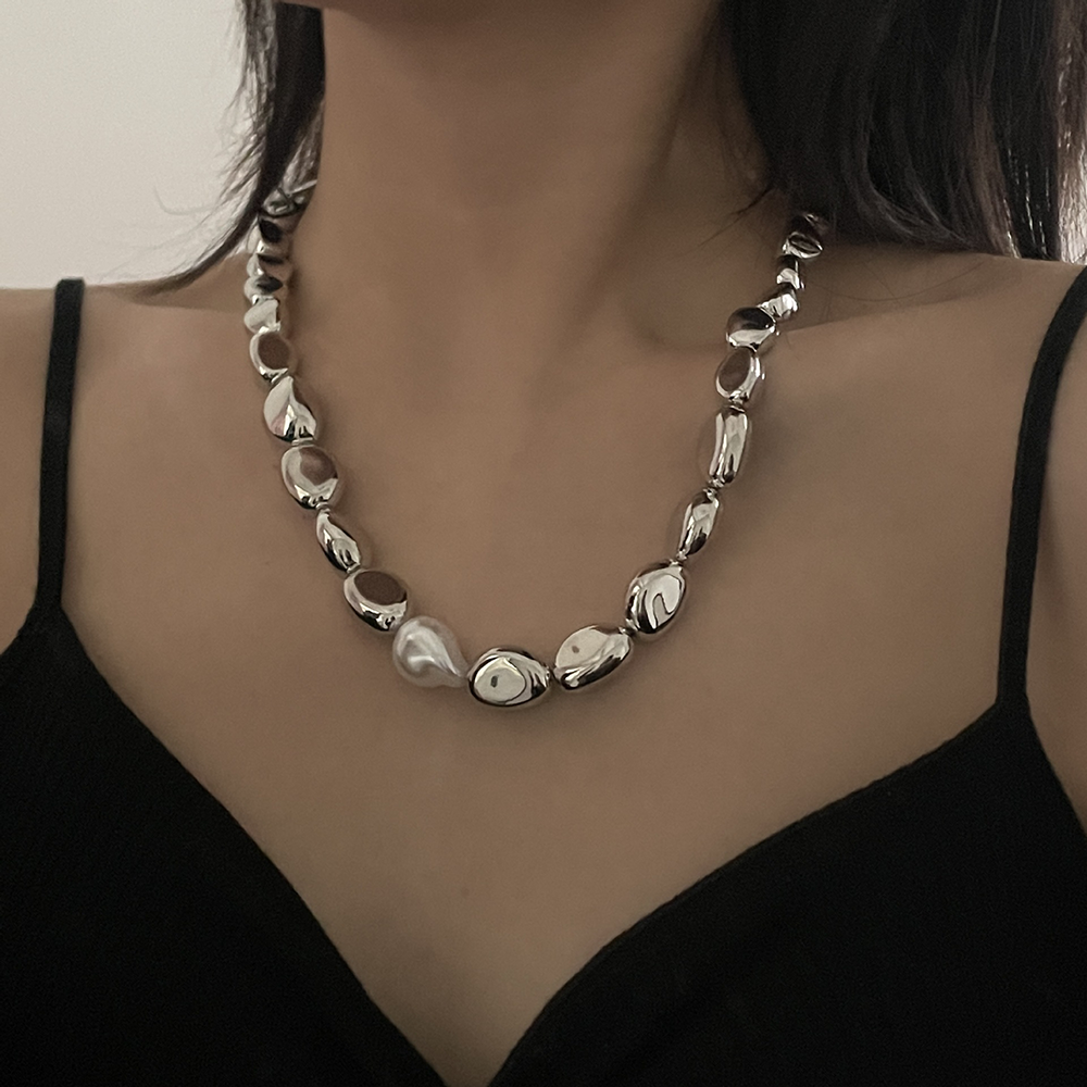 Die Collision-Halskette von Grey and White