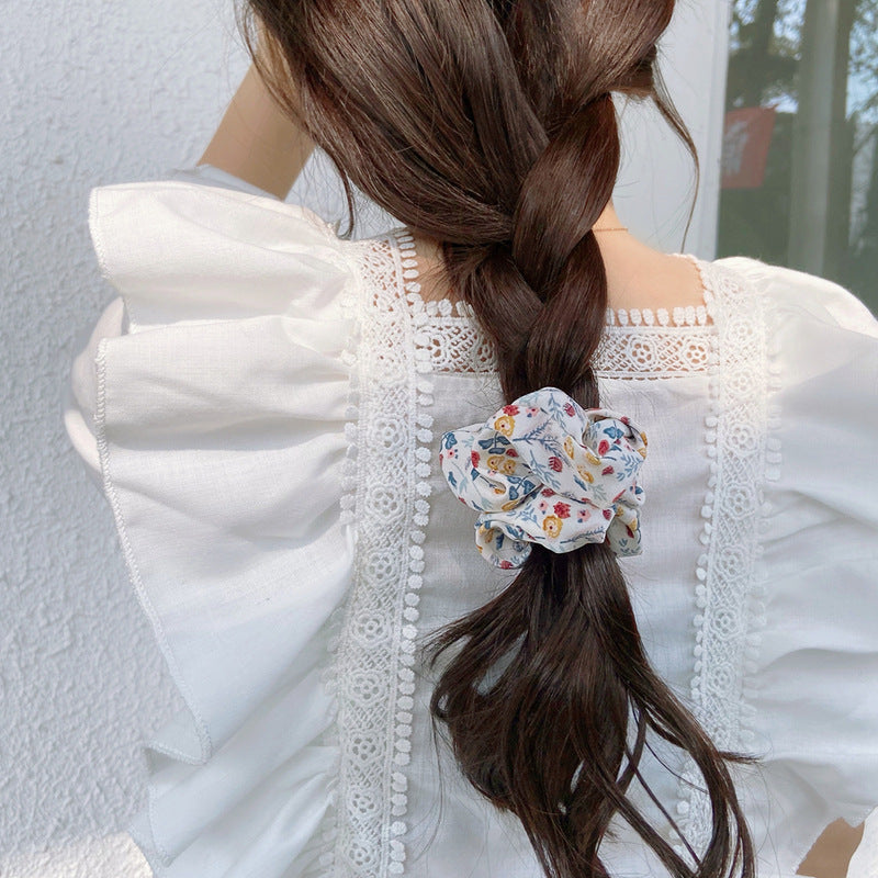 Cuerda floral idílica para el cabello